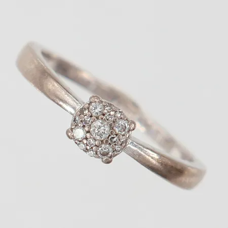 Ring med diamanter 1 x ca 0,02ct, 4 x ca 0,01ct, 12 x ca 0,05ct totalt ca 0,12ctv stl: 16¾ bredd 1,5-5mm gravyr, vitguld 18K. Vikt: 2,7 g