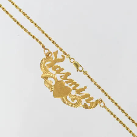 Collier med namnhänge längd 48cm bredd ca 2mm, hänge ca 22x45mm, kedja i 18K/hänge 21K Vikt: 8 g