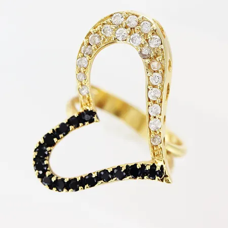 Ring stl:17¼ bredd 3-30mm, vita och svarta stenar med nagg, 1 sten halvt avlagen, 18K Vikt: 5,8 g