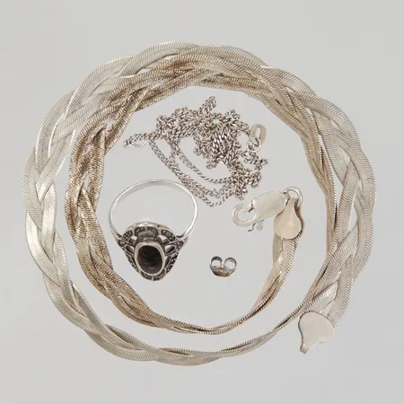 Udda stopp, 2 Kedjor, defekta, Ring med sten skadad, blandat silver, Vikt: 23,8 g