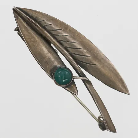 Brosch med grön färgad kalcedon, längd 64mm, tillverkad av Kaplans, Stockholm 1954, silver 830/1000 Vikt: 7,6 g
