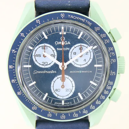 Herrur Omega X Swatch Moonswatch Mission on Earth bioceramic quartz ref-nr:S033G100 Ø42mm kronograf velcro-band med slitage, plexiglas med repor, certifikat 17 juli 2023, box med lätt slitage, manual, ytterkartong