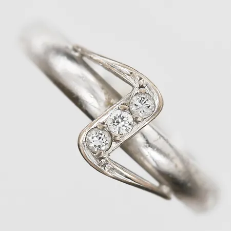 Ring med briljantslipade diamanter totalt 0,09ct, kvalitet ca TW(F-G)/VS, stl: 17¾, tillverkad av Alton, Falköping 1992, 18K vitguld Vikt: 3,7 g