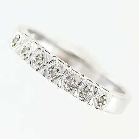 Ring Guldfund stl:18 bredd 3mm diamanter 7 x ca 0,005ct 8/8-slipade, vitguld i behov av rodiering, 18K Vikt: 3,2 g