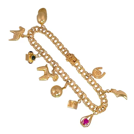 Armband Bismarck med nio berlocker, 18K guld, Brofod Aktiebolaget (ABD), Falköping, svensk kontrollstämpel, längd knäppt 19,5 cm, bredd 6 mm, berlocker med ojämnheter och bucklor Vikt: 22,3 g