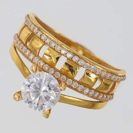 Ring med vita stenar stl:18 bredd 2,5-11,5mm bucklig 21K. Vikt: 4,3 g