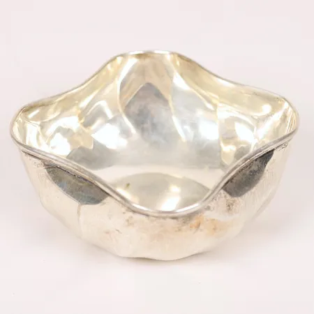 Skål höjd 5cm längd 12cm, bredd 12cm 800/1000 Silver. Vikt: 112,6 g