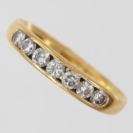 Ring med diamanter 7 x ca 0,05ct stl:17½ bredd 2-3,5mm ostämplat 18K. Vikt: 2,7 g