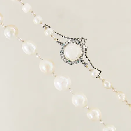 Collier med imitaionspärlor längd 56cm bredd 2,5-11,9mm, säkerhetskedja, lås i silver 830/1000 bruttovikt: 48,9g Vikt: 0 g