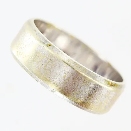 Ring slät stl:16¾ bredd 5,5mm, vitguld i behov av rodiering, gravyr, 375/1000, 9K Vikt: 4,2 g