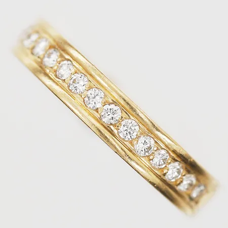 Ring halvallians med diamanter 15 x ca 0,02ct, stl 17½, bredd 4mm, gravyr, Heribert Engelbert AB, Stockholm år 1983, 18K. Vikt: 4,5 g