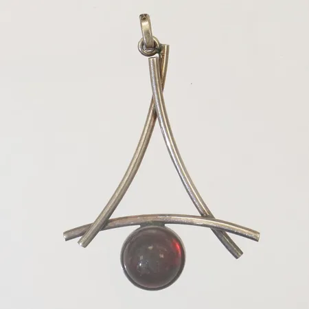 Hänge med bärnsten troligen: Theodor Skat-Rørdam Danmark längd 41,3mm bredd 29,6mm slitage på sten sterling silver 925/1000 Vikt: 2,7 g