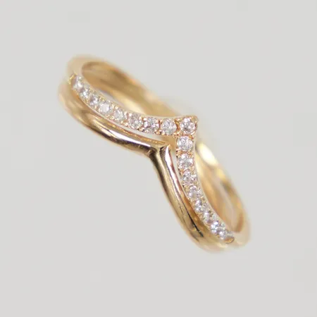 Ring med vita stenar stl 17½, bredd ca 2,5 - 5,5mm, GHA 18K Vikt: 1,2 g