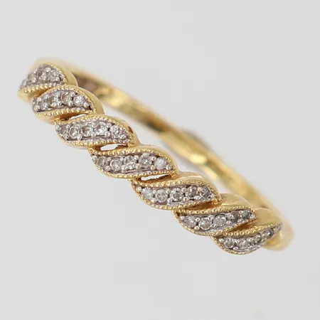 Ring med diamanter ca 35 x 0,0025ct stl 18, bredd ca 1-3,5mm GHA 18K Vikt: 2 g