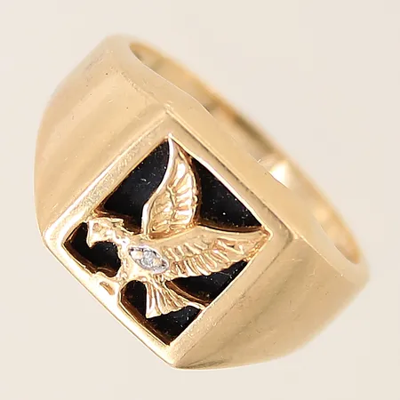 Klackring motiv av örn samt diamant 1xca 0,005ct GHA stl:19 bredd: 2,9-12,6mm, repig skena 18K Vikt: 8,8 g