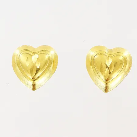 Örhängen 6x7mm hjärta, gängade stift varav ett skevt, 18K Vikt: 0,7 g