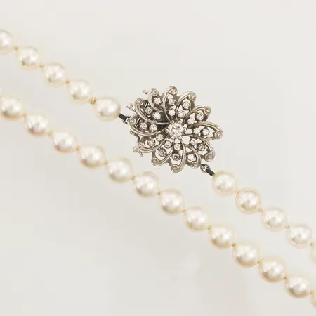 Pärlcollier med odlade saltvattenspärlor Ø7,5-7,9mm, längd ca 86cm, lås 18K med diamanter 1x ca 0,25ct + 22x ca 0,01-0,02ct 8/8-slipade, vitguld.  Vikt: 0 g