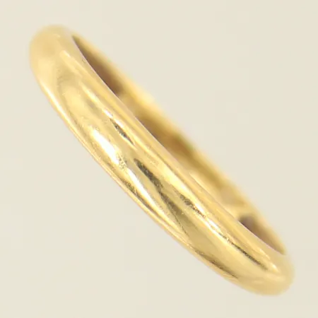 Ring, stl 18, bredd 2-3mm, något bucklig, 18K  Vikt: 1,5 g