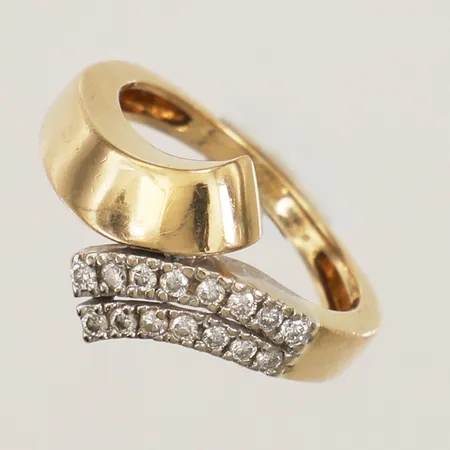 Ring med diamanter 15x ca 0,01ct, stl 16¼, bredd 12mm, totalt 0,20ct, enligt gravyr,   18K  Vikt: 4,4 g