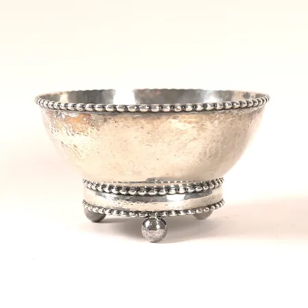 Skål Art Deco med kulfötter och hamrad yta, tillverkad av C.G. Hallberg 1922, gravyr på undersida, en buckla, höjd 9cm, Ø15,5cm, silver 830/1000 Vikt: 338,8 g