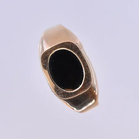 Klackring med Onyxplatta, stl 18½, bredd 3-10 mm, 18K. Vikt: 2,6 g