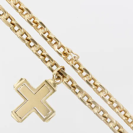 Kedja spetsslipad ankarlänk med integrerat hänge i form av kors, längd på kedja 79cm, bredd 6mm, höjd på kors 33mm, bredd 22mm, tillverkad av Evert Gustafsson Stockholm år 1985, 18K guld Vikt: 111,4 g