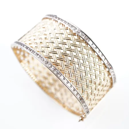 Armring m vita stenar, innermått 18cm, bredd 32mm, 14k, lite skadad Vikt: 19,4 g