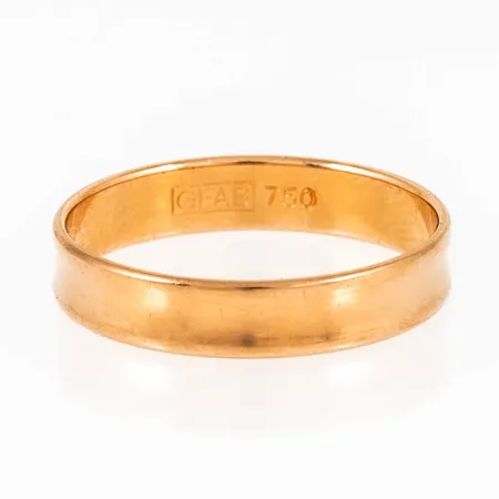 Konkav ring i 18K guld. Den är i storlek 18, är 4 mm bred, 0,7 mm hög och väger 2,3g. Stämplad GFAB (Guldfynd).  