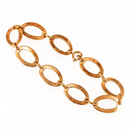 Förtjänstarmband i 18K guld. Det är 19,5 cm långt, 11,5 mm brett och väger 14,7g. Springring. Bruksskick, gravyr (initialer och år). 