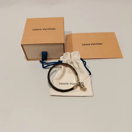 Armband Louis Vuitton Vivienne Charm, längd ca 19cm, modell M6773E, Monogram Canvas, kraftigt slitage på gulmetall, kvitto Birger Jarlsgatan 2021-1-16, dustbag, kartong. 