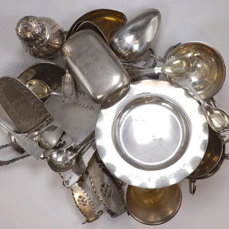 Diverse silver, bestick, bägare, etui (ostämplat) delvis defekt med gravyr silver 830/1000 Vikt: 1468,5 g