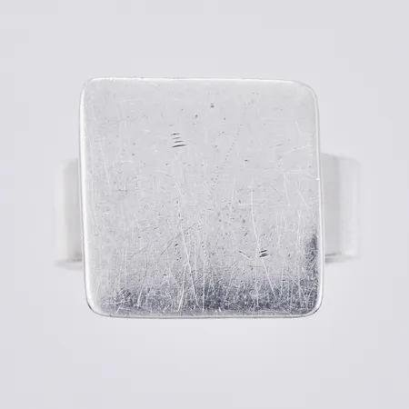Ring med platta stl: 17, plattan ca 15x15mm, 925/1000 silver Vikt: 4,8 g