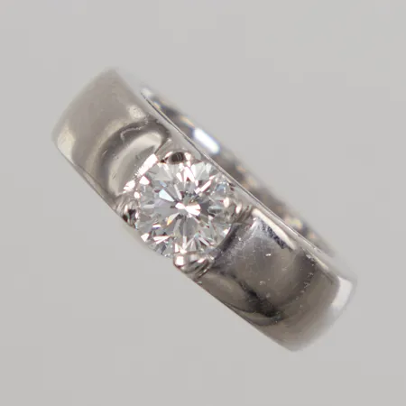 Ring med briljantslipad diamant ca 0,84ct ca TW-W(G-H)/VS, stl 15½, bredd 6mm, Stockholm år 2008, Platina 950/1000  Vikt: 0 g