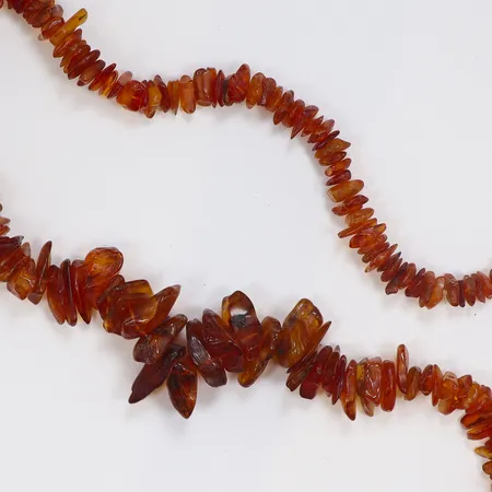 Collier med polerad Bärnsten längd ca 72cm bredd 9-22mm 
