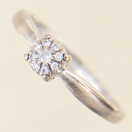 Ring med diamanter 1 x ca 0,02, 8 x ca 0,005ct, stl 16½, bredd 1,8-4,7mm, GHA, vitguld, 18K Vikt: 2,6 g