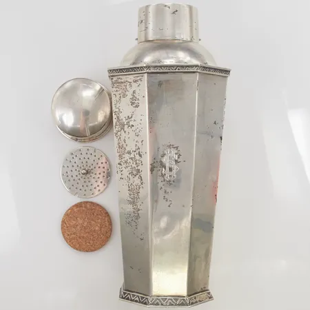 Cocktailshaker, oktagon form, höjd: 23cm, monogramgravyr, märkt Sterling Mexico, 925/1000 silver, 695,6g.