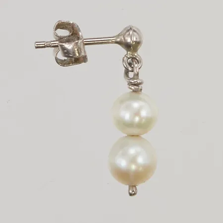 Ett udda örhänge med pärlor, 20mm, stift, vitguld, 18K, 1,1g.