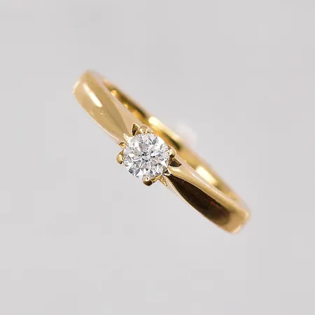 Ring med diamant 0,20ct W-P, stl 15, bredd 2,4mm, 18K Vikt: 3,5 g
