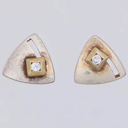 Ett par örhängen med vit sten 10mm, 925/1000 silver Vikt: 2,4 g