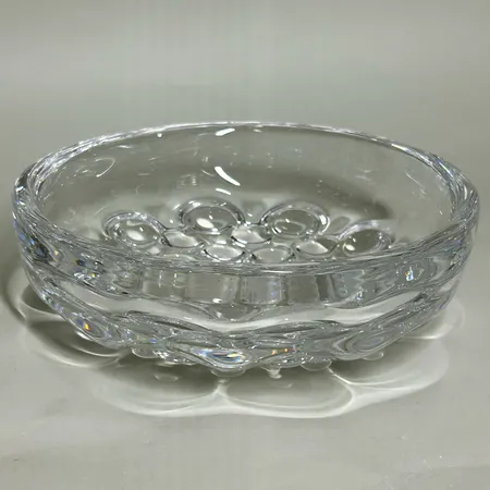 Skål från Orrefors Ø23cm, höjd ca 7cm, design Sven Palmqvist signerad Orrefors P 4046-931 vikt 3,4kg Skickas med postpaket.