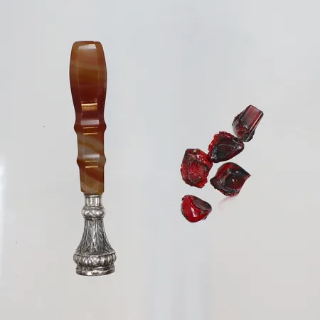 Sigillstamp med Agat samt silver, längd 9 cm, troligen 1900-talets första hälft, sigill med gravyr, silver 830/1000 Vikt: 32,6 g