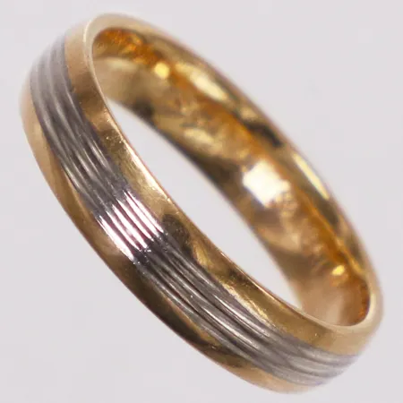 Ring Schalin tvåfärgad, stl 15½, bredd 3,9mm, 18K  Vikt: 3,6 g