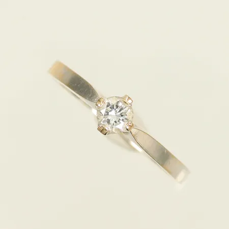 Ring med  diamant tot 0,25ct enligt gravyr, T W P1, stl 17¾, bredd 1,5-5mm, 18K, 2,6g 