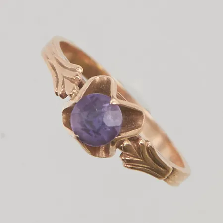 Ring, lila sten, Ø17½, bredd: 2,1-7mm, 14K, 2,6g.