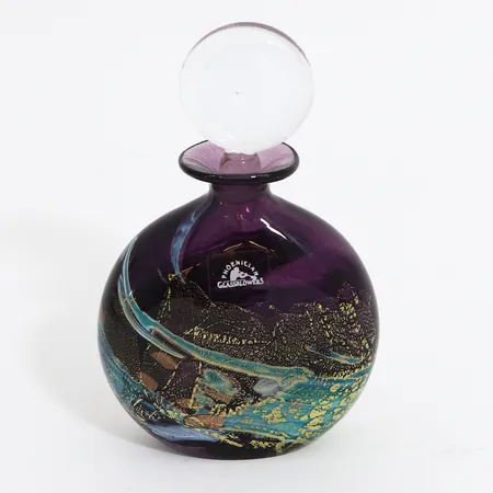 Flaska av Phoenician Glassblowers, Malta, höjd ca 16,5cm, signerad och etikettmärkt. Vikt: 0 g