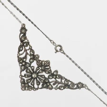 Collier med markasiter, längd på kedja 43cm, höjd på hänge 28mm, silver 830/1000 Vikt: 7 g