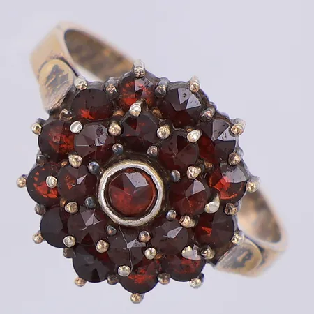 Ring med granater stl 17½, förgylld, 830/1000 silver Vikt: 3,6 g