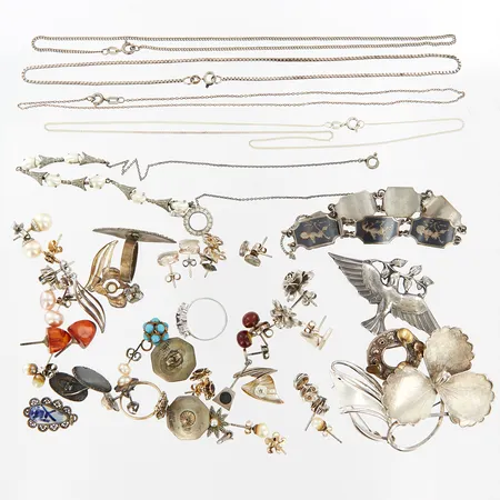 5 kedjor, 36,38,39,44cm, collier med pärlor, 35cm, 19 par örhängen, 1 defekt,  5 udda örhängen, stoppar saknas på vissa, 5 hängen 4 broscher, 3 ringar, 1 armband 17cm, silver 800-925/1000 Vikt: 109,7 g