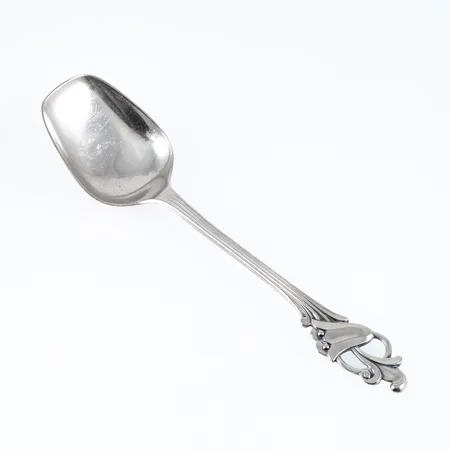 En sked i silver (830/1000) av modellen Blåklocka. Längd 140 mm, vikt 19,2g. 