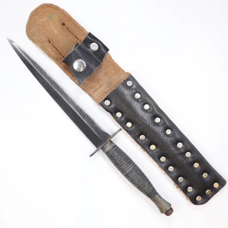 Stridkniv Fairburn Sykes-typ, omkring 1900-talets mitt, England, längd 29,5cm, av den typ som användes av de brittiska kommandosoldaterna i SAS under andra världskriget, stämplad men otydligt, tillverkad i England, med slitage med läderfodral möjligen senare 